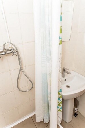 Shower, hair dryer, towels, soap - Globus Lipki Hostel (Kyiv)