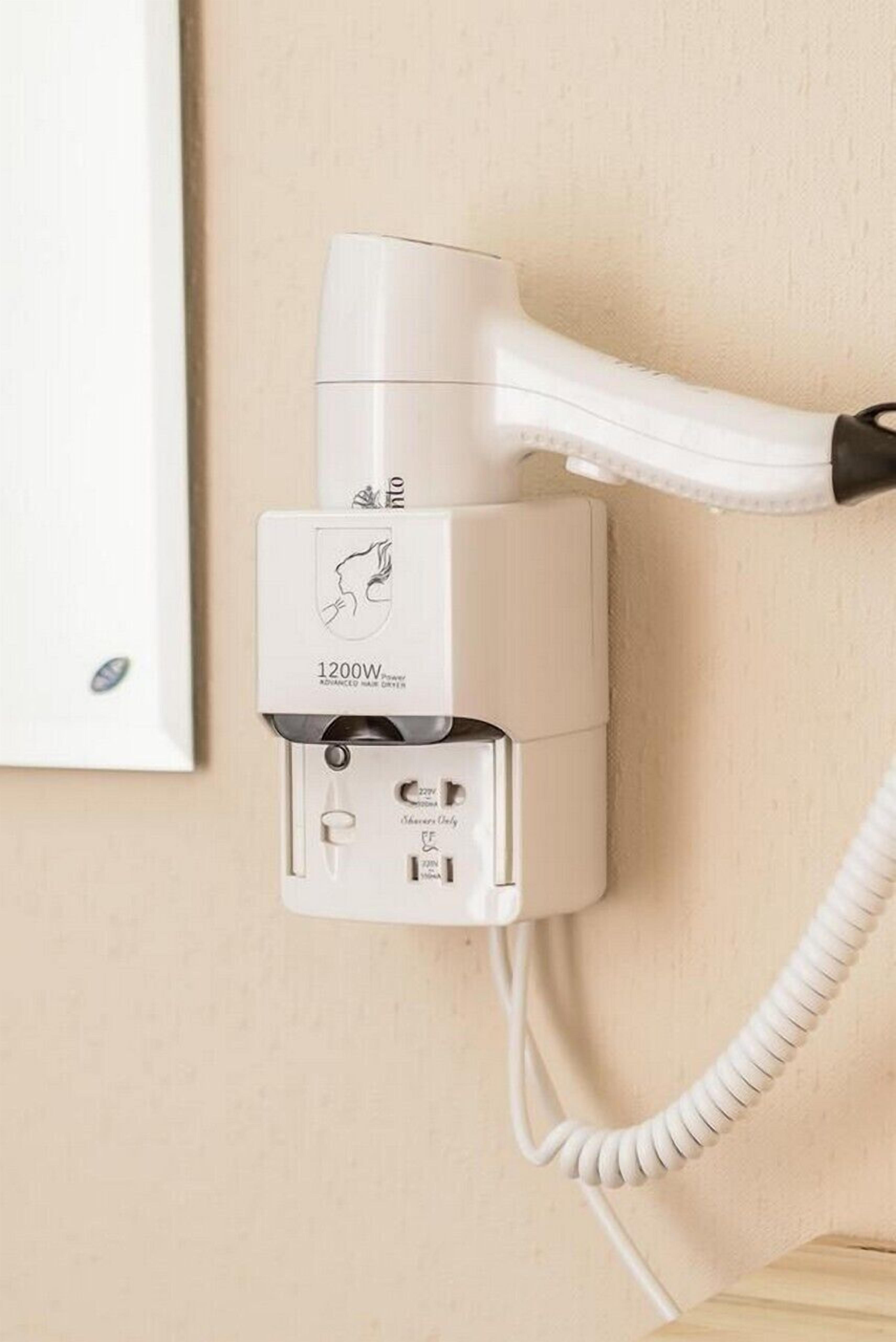 Een douche, een haardroger, handdoeken, zeep