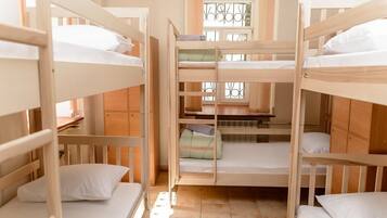 Caja de seguridad en la habitación y tabla de planchar con plancha