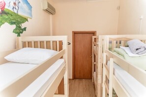 In-room safe, iron/ironing board, free WiFi - Globus Lipki Hostel (Kyiv)