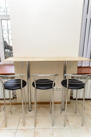 Full-size fridge, microwave, cookware/dishes/utensils - Globus Lipki Hostel (Kyiv)