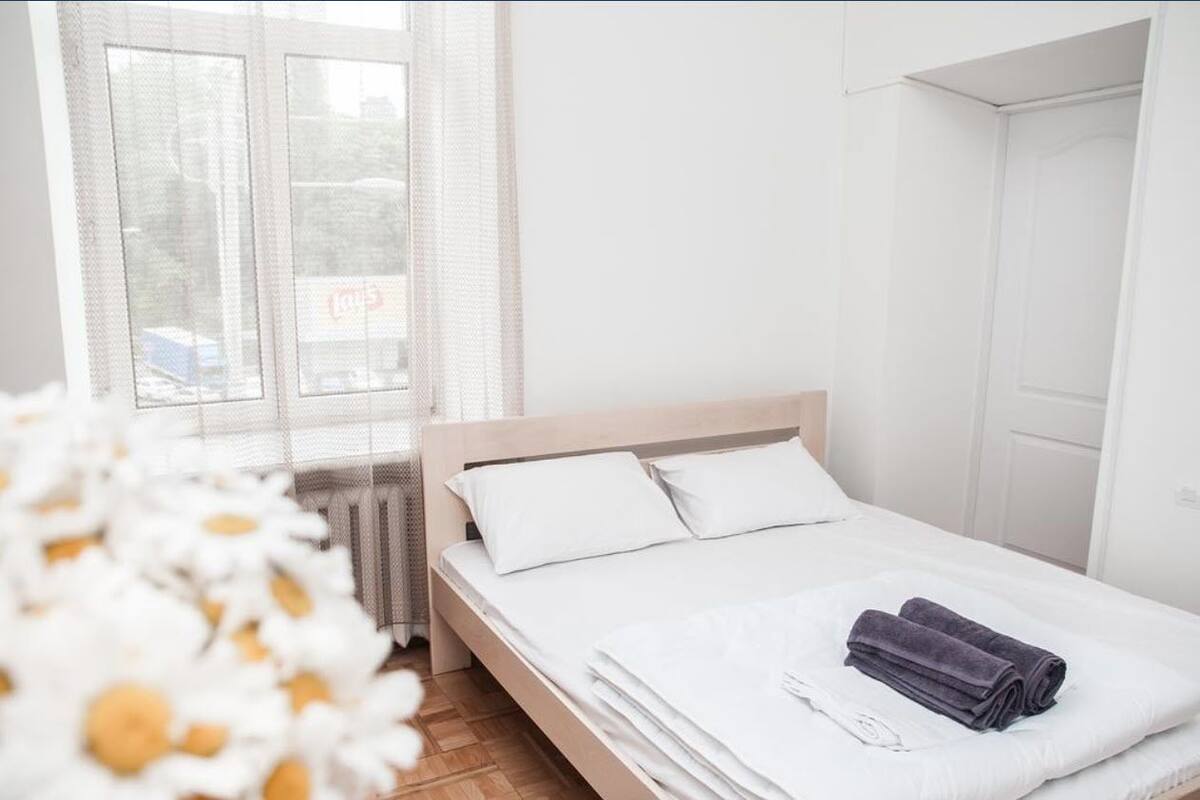Tabla de planchar con plancha, wifi gratis y ropa de cama