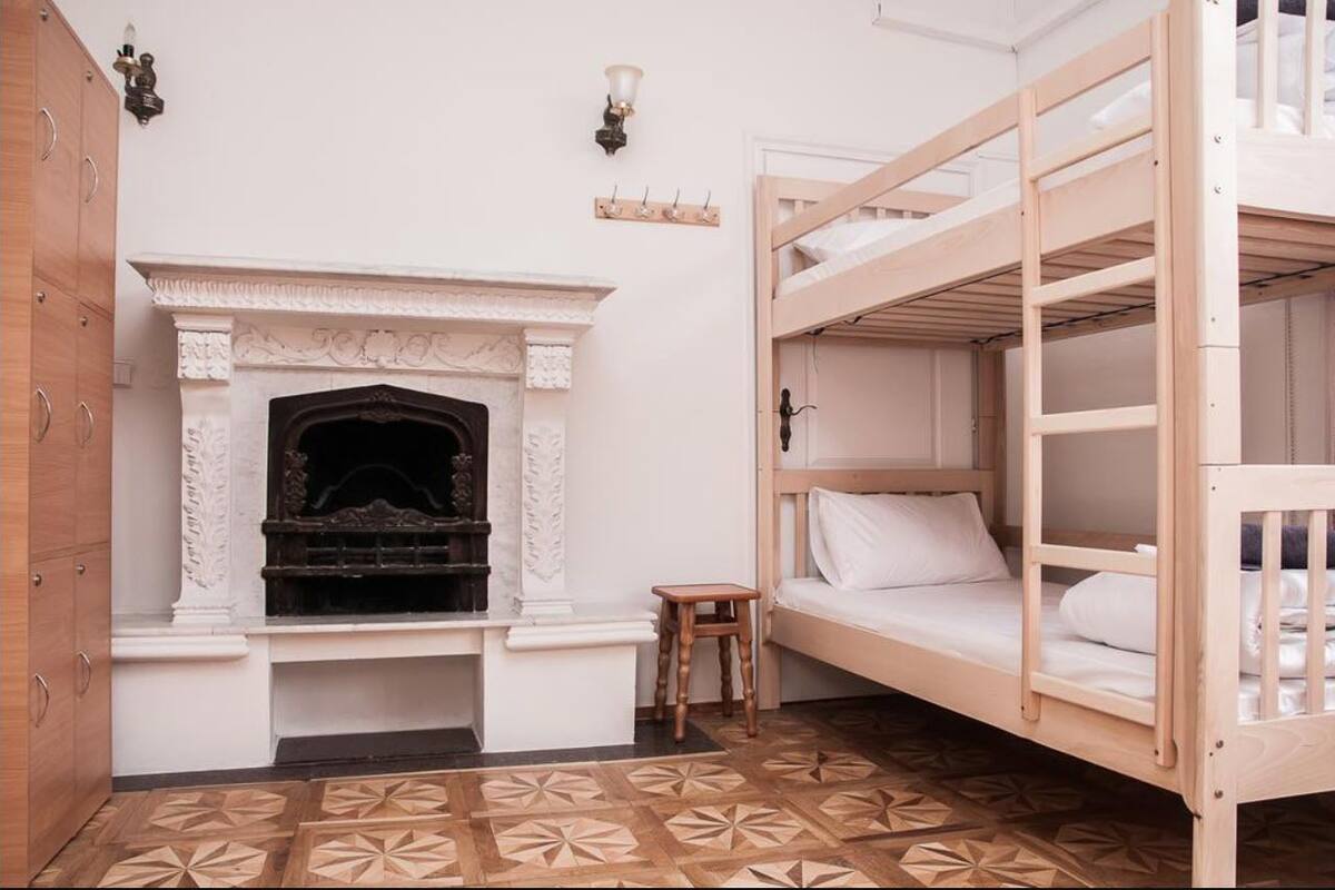 Tabla de planchar con plancha, wifi gratis y ropa de cama