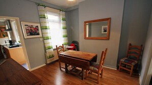 Ravenhill Townhouse City Centre Access | In-room dining