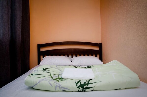 Iron/ironing board, free WiFi, bed sheets