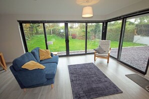 Living area - Malone Premium Cottage City Centre Access (Belfast)