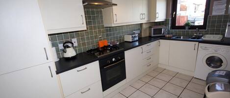 Habitación doble | Cocina privada | Refrigerador, microondas, horno y tetera eléctrica