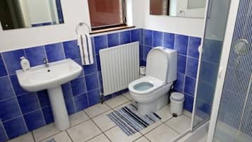Doppelzimmer | Badezimmer | Badewanne, Haartrockner, Handtücher, Toilettenpapier