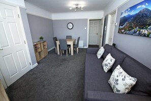 Belfast Modern Apartment City Centre | Living room | Flat-screen TV - Belfast Modern Apartment (Belfast)