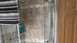 Contemporary Apartment 3 City Centre | Bathroom - Contemporary Apartment (Belfast)