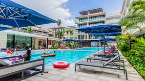 Piscine extérieure, parasols de plage, chaises longues