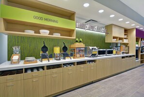 Free daily buffet breakfast - Home2 Suites by Hilton Charleston Daniel Island (Charleston)