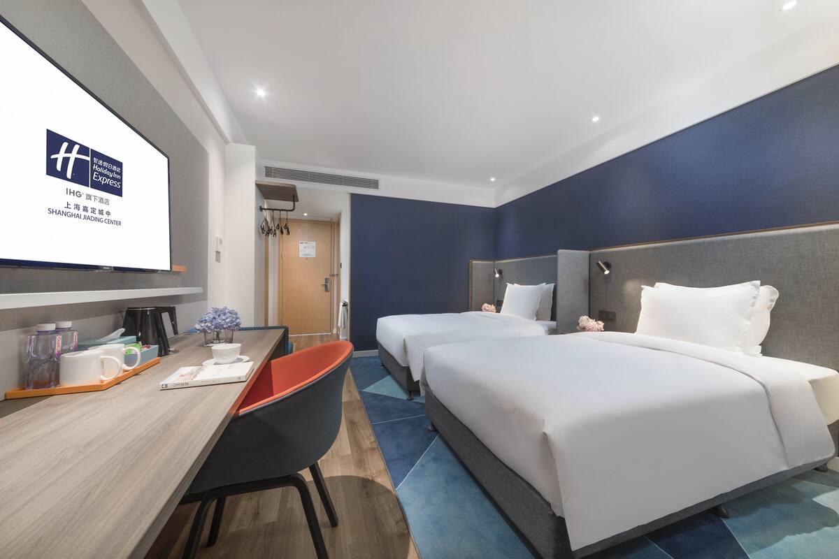Free minibar, in-room safe, desk, laptop workspace