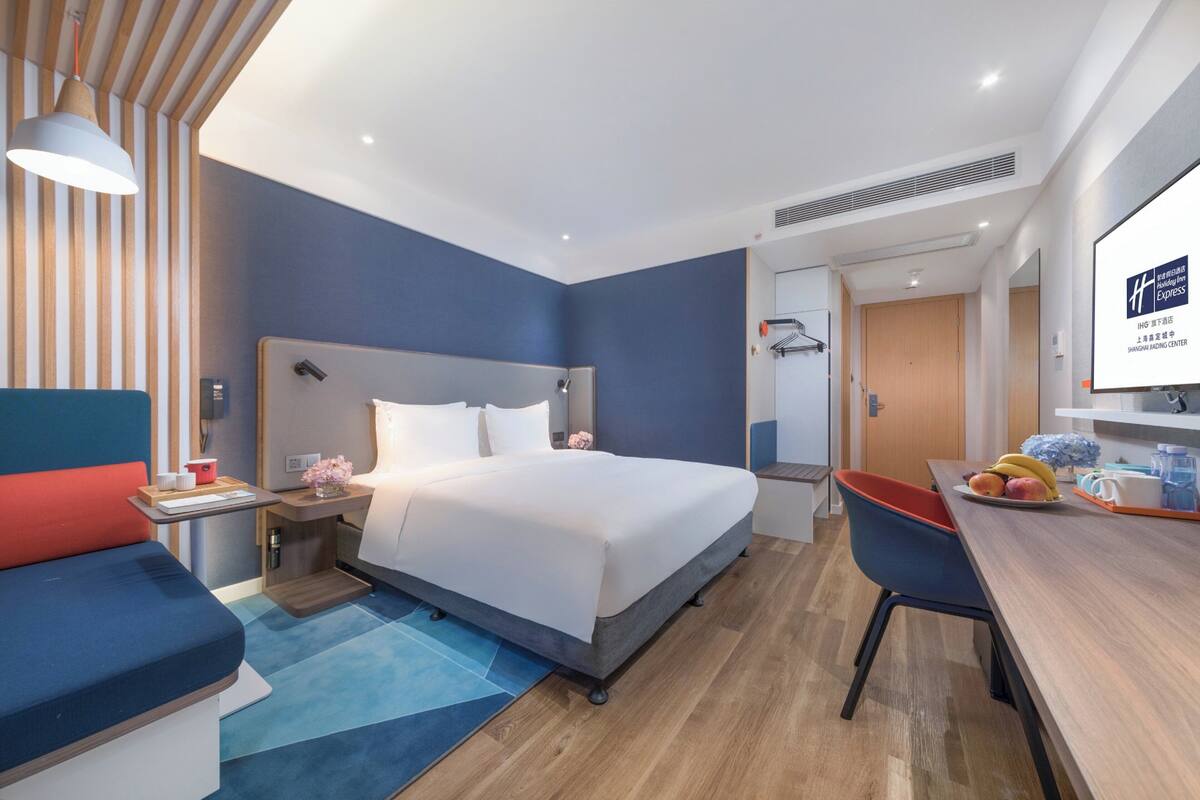 Standard Room | Free minibar, in-room safe, desk, laptop workspace