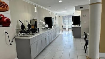 Café da manhã completo grátis todos os dias