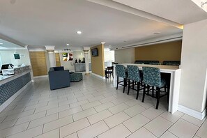 Lobby - Baymont by Wyndham Nacogdoches Near University (Nacogdoches)