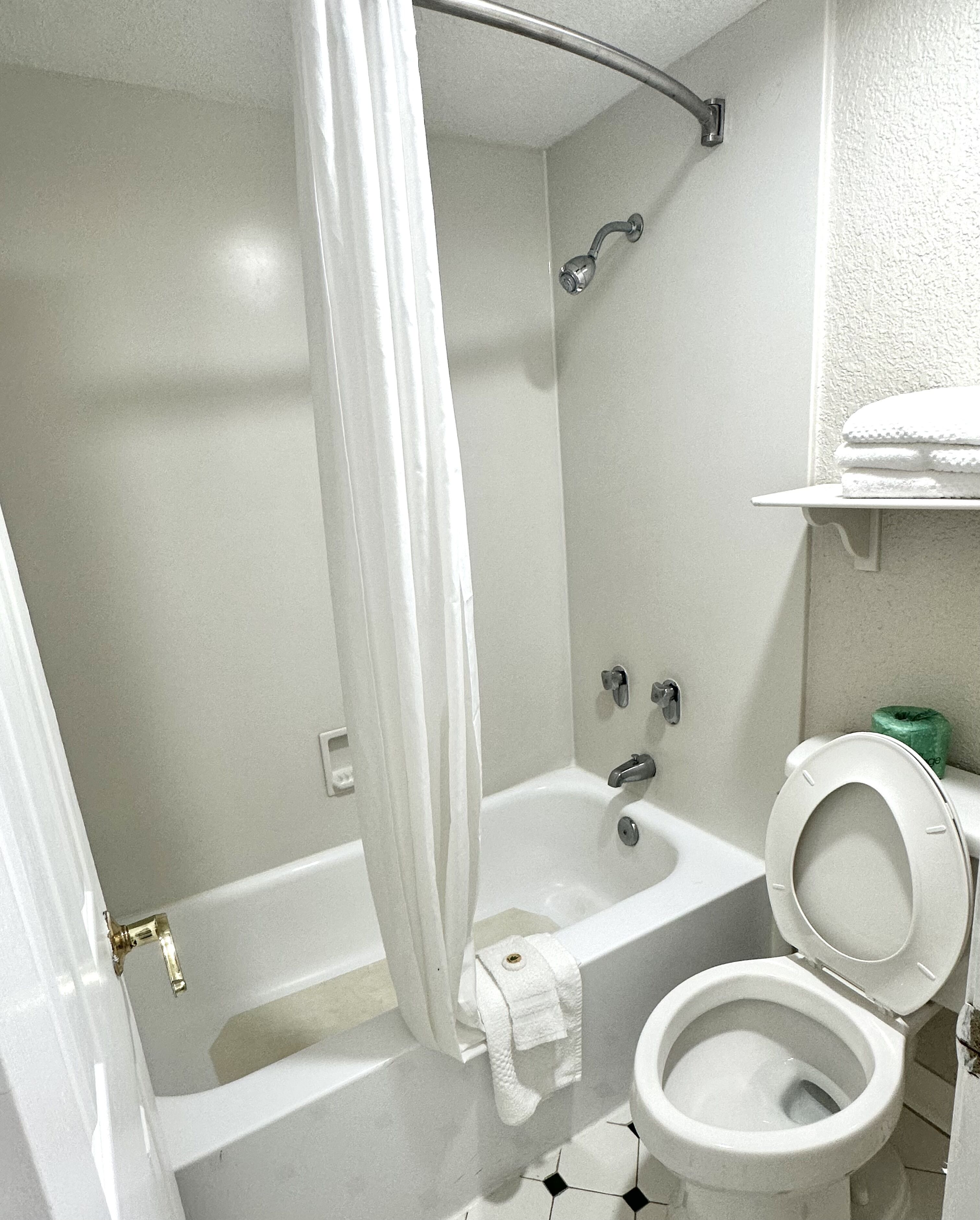Kostenlose Toilettenartikel, Handtücher