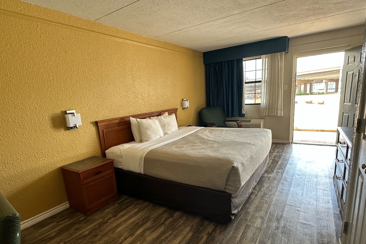 Desk, free WiFi, bed sheets