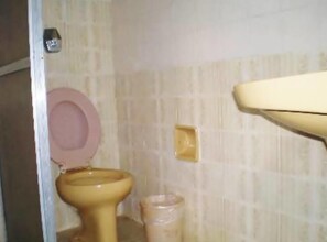 Shower, towels - Ubatuba Surf Hotel (Ubatuba)
