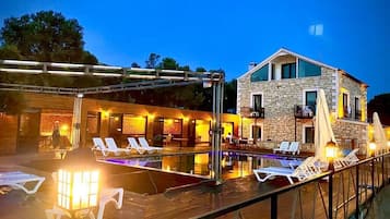 Fachada da propriedade à noite