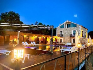 Front of property – evening/night - Victoria Hotel and Lounge (Foça)