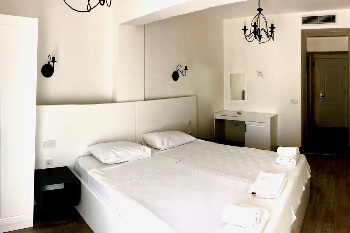 Minibar, soundproofing, WiFi (free), bed sheets