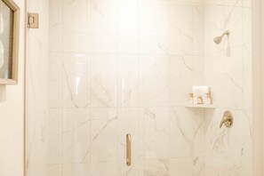 Badewanne, Haartrockner, Handtücher, Shampoo