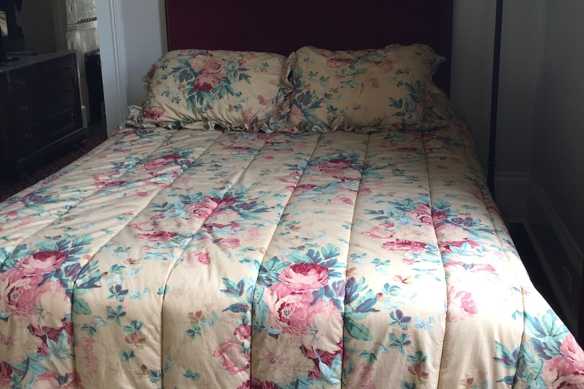 2 bedrooms, individually furnished, iron/ironing board, bed sheets