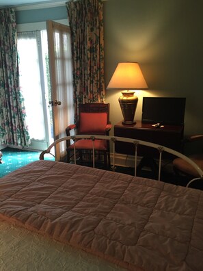 Individually furnished, iron/ironing board, bed sheets - Nine O Five Royal Hotel (New Orleans)