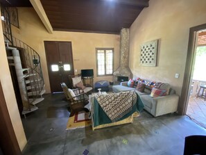 Una televisión, una chimenea