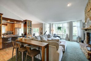 スマートテレビ、暖炉、DVD プレーヤー