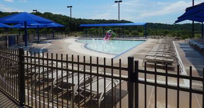 Beautiful 6bdrm, 6 bath, firepit, WIFI, Air Hockey, walking distance to pool