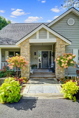 Beautiful 6bdrm, 6 bath, firepit, WIFI, Air Hockey, walking distance to pool