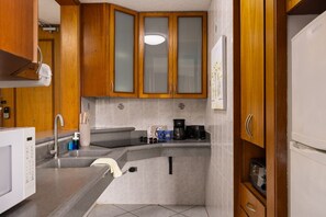 Køleskab, mikrobølgeovn, ovn, kogeplade