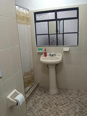 Shower, free toiletries, towels - Hotel Las Palomas (Taxco)