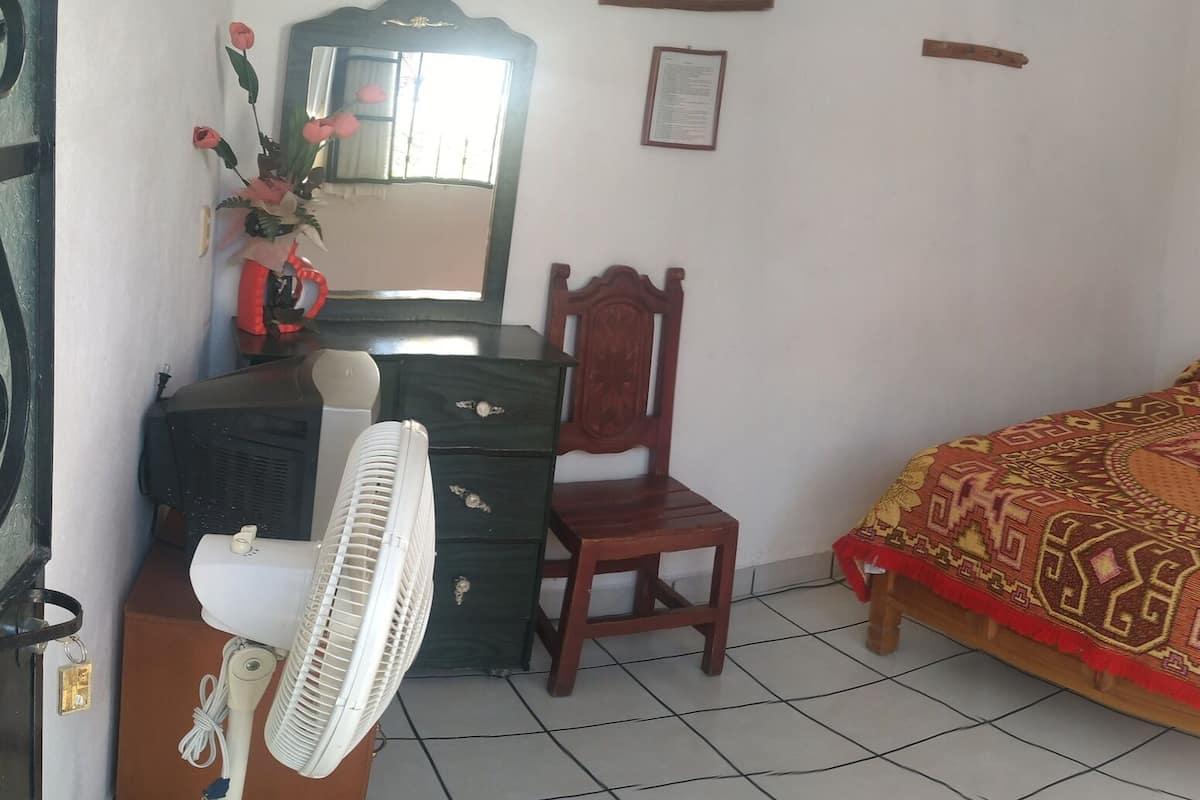 Quarto básico, 1 cama de casal | Ferros/tábuas de passar roupa, roupa de cama