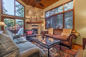 TV, fireplace, Netflix, streaming services - Townhouse Art Gallery in Mammoth's Best Location (Mammoth Lakes)