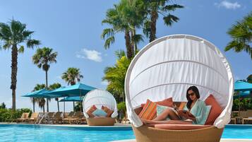 Een binnenzwembad en een buitenzwembad