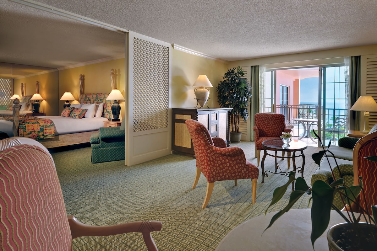 Fairmont Gold, Suite, 1 Bedroom, Non Smoking | Premium-sengetøj, senge med topmadrasser, minibar, pengeskab på værelset