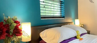 2 Minutes to Universal Studios Theme Parks - Central, Relaxing and Chic 1BR