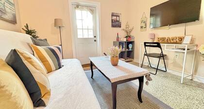 2 Minutes to Universal Studios Theme Parks - Central, Relaxing and Chic 1BR