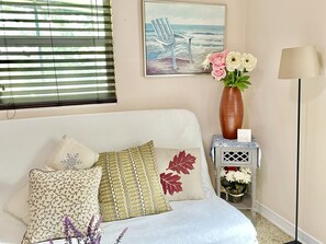 1 bedroom, desk, iron/ironing board, free WiFi - 2 Minutes to Universal Studios Theme Parks - Central, Relaxing and Chic 1BR (Orlando)