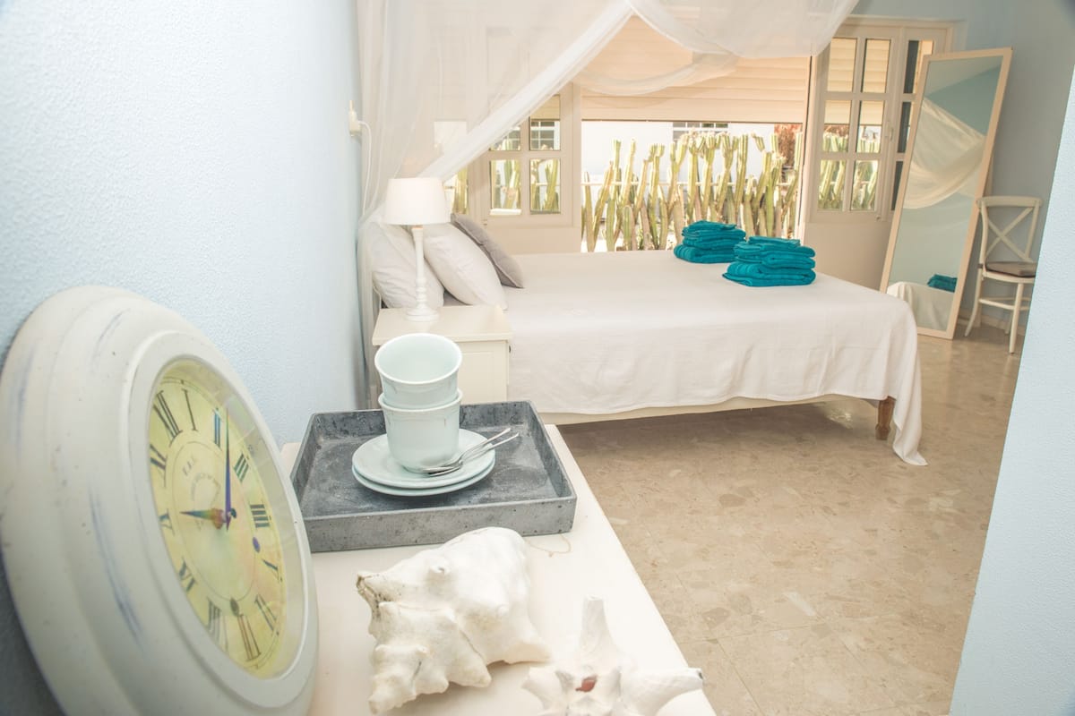 Kamar Double Deluks, 1 kamar tidur | Minibar, brankas, meja kerja, dan tirai kedap cahaya