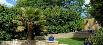 Family bungalow with private pool near Tenby (Free Wifi)