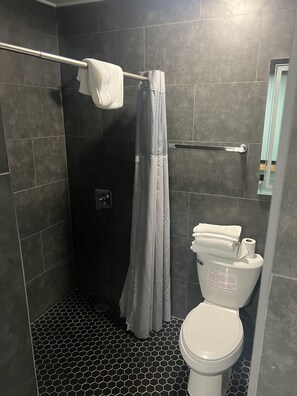 Quarto solteiro econômico | Banheiro | Secador de cabelo (mediante solicitação), toalhas de banho