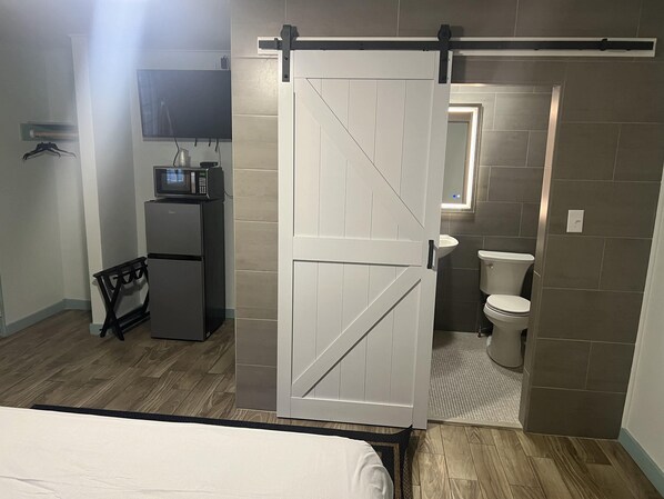 Economy Single Room | Living area | 32-inch TV with cable channels - INN on 17 (Savannah)