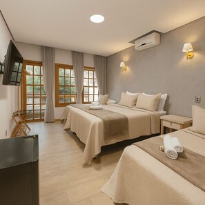 Suíte Luxo Família | Minibar, desk, bed sheets