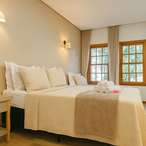 Minibar, desk, bed sheets - Pousada Flores do Cerrado (Pirenópolis)