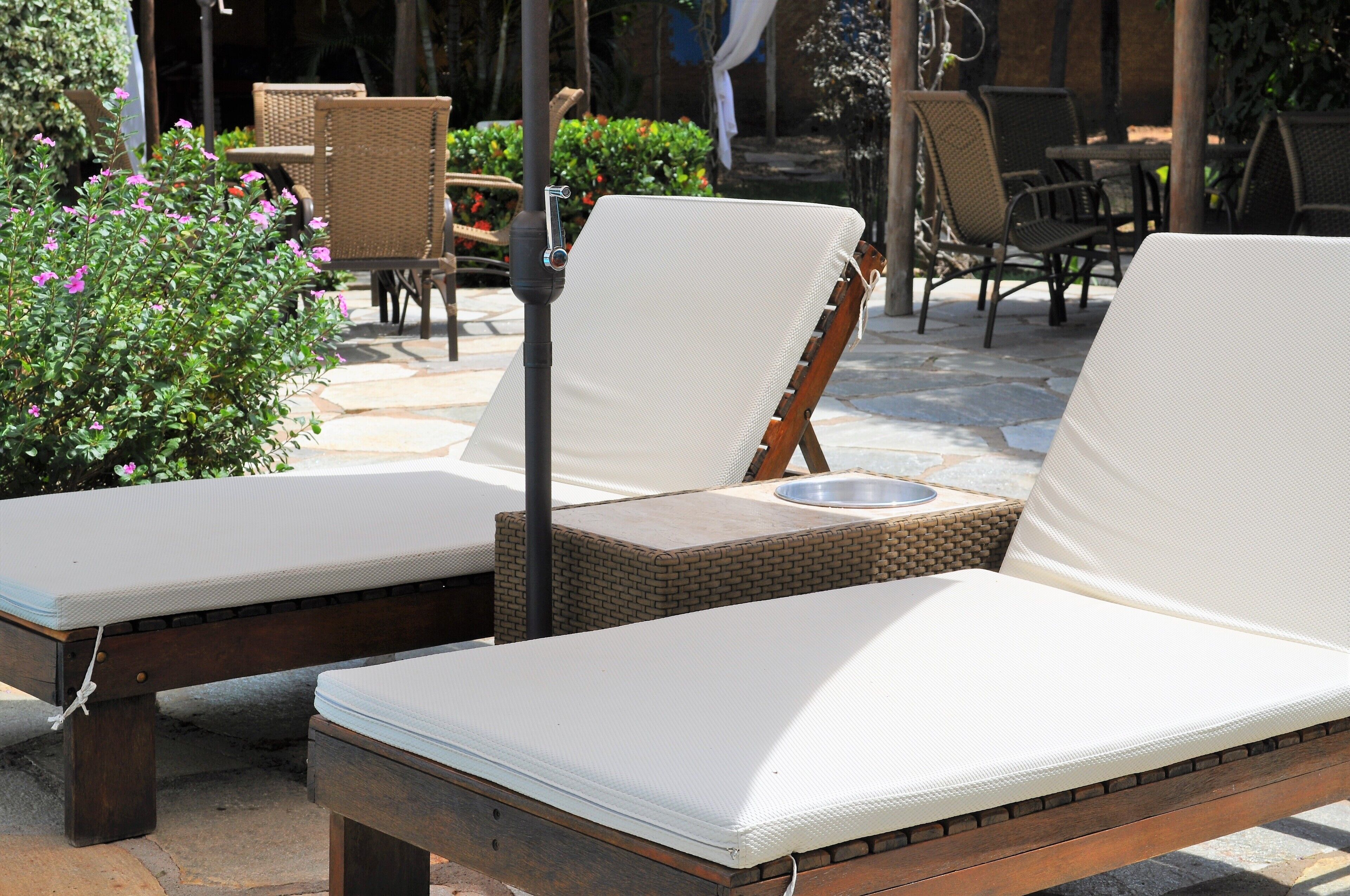 Alberca al aire libre y camastros 