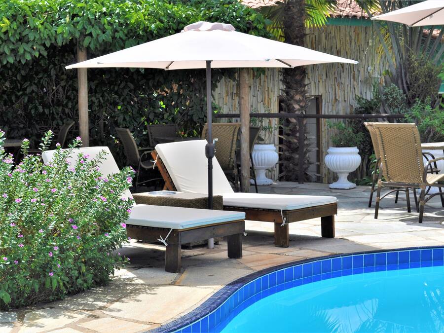 Een buitenzwembad en ligstoelen